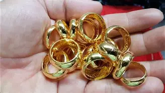 Hình ảnh cầm trang sức kim cương 3